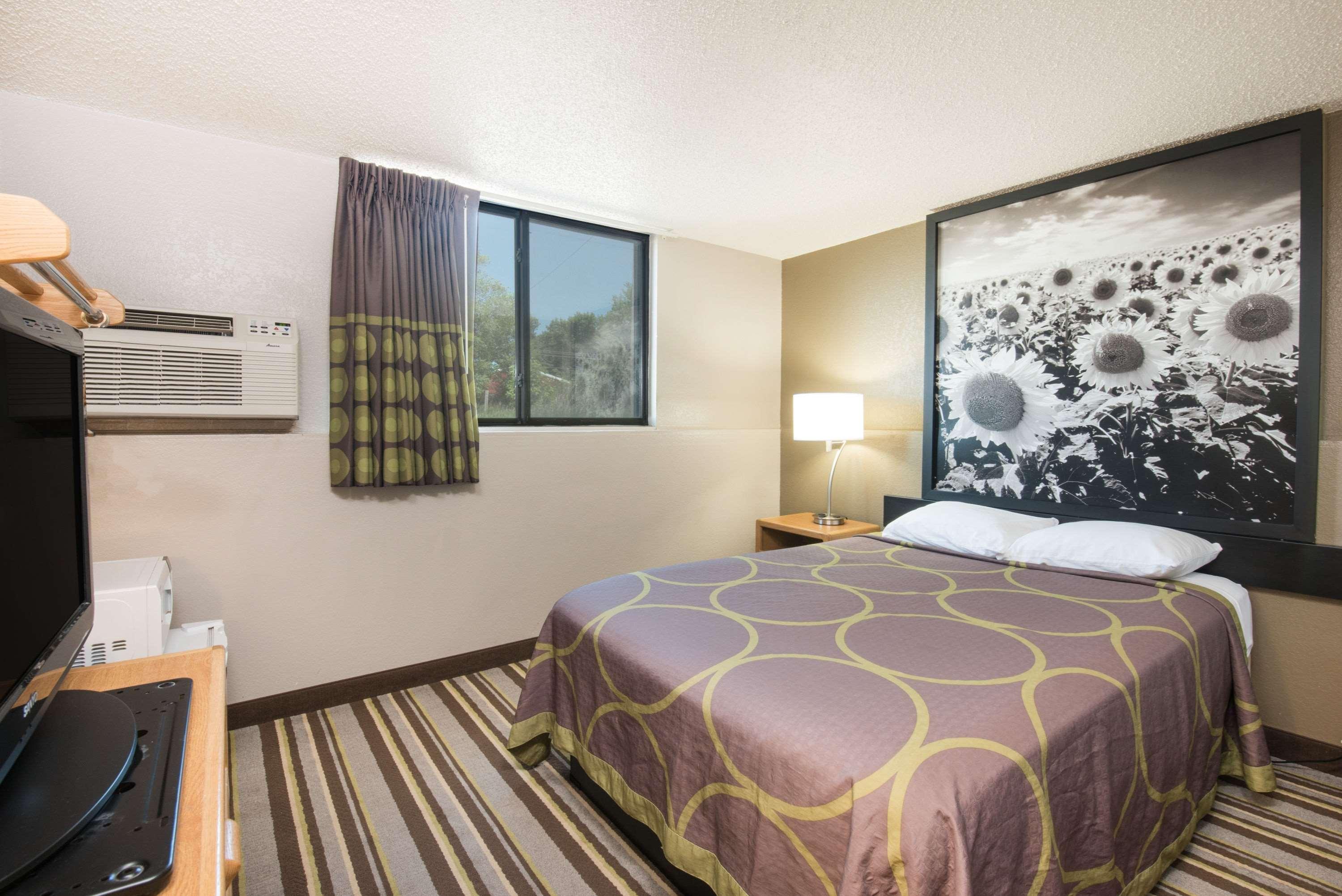 Super 8 By Wyndham Jamestown Dış mekan fotoğraf
